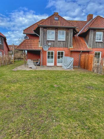 Blick vom Garten auf die Terrasse der Wohnung
