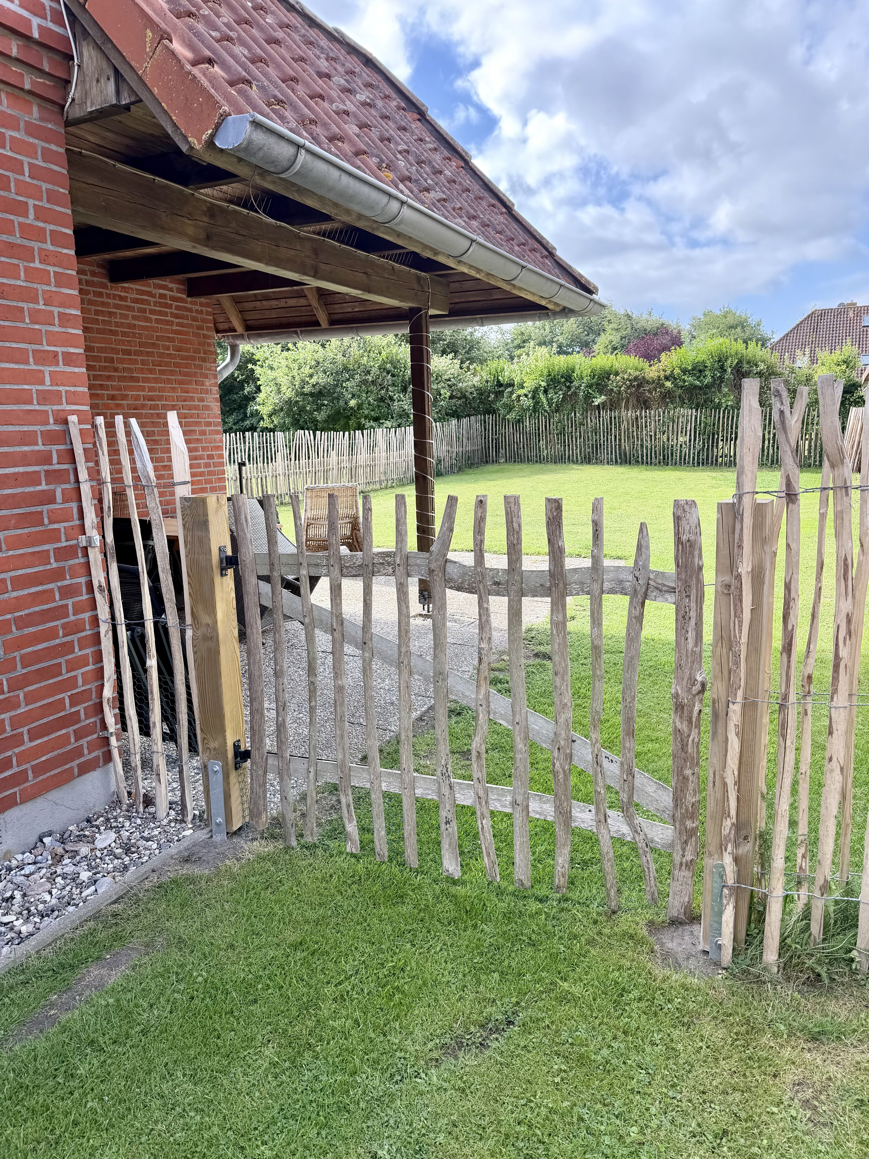 Eingezäunter Gartenteil für entspannte Tage mit Hund(en)