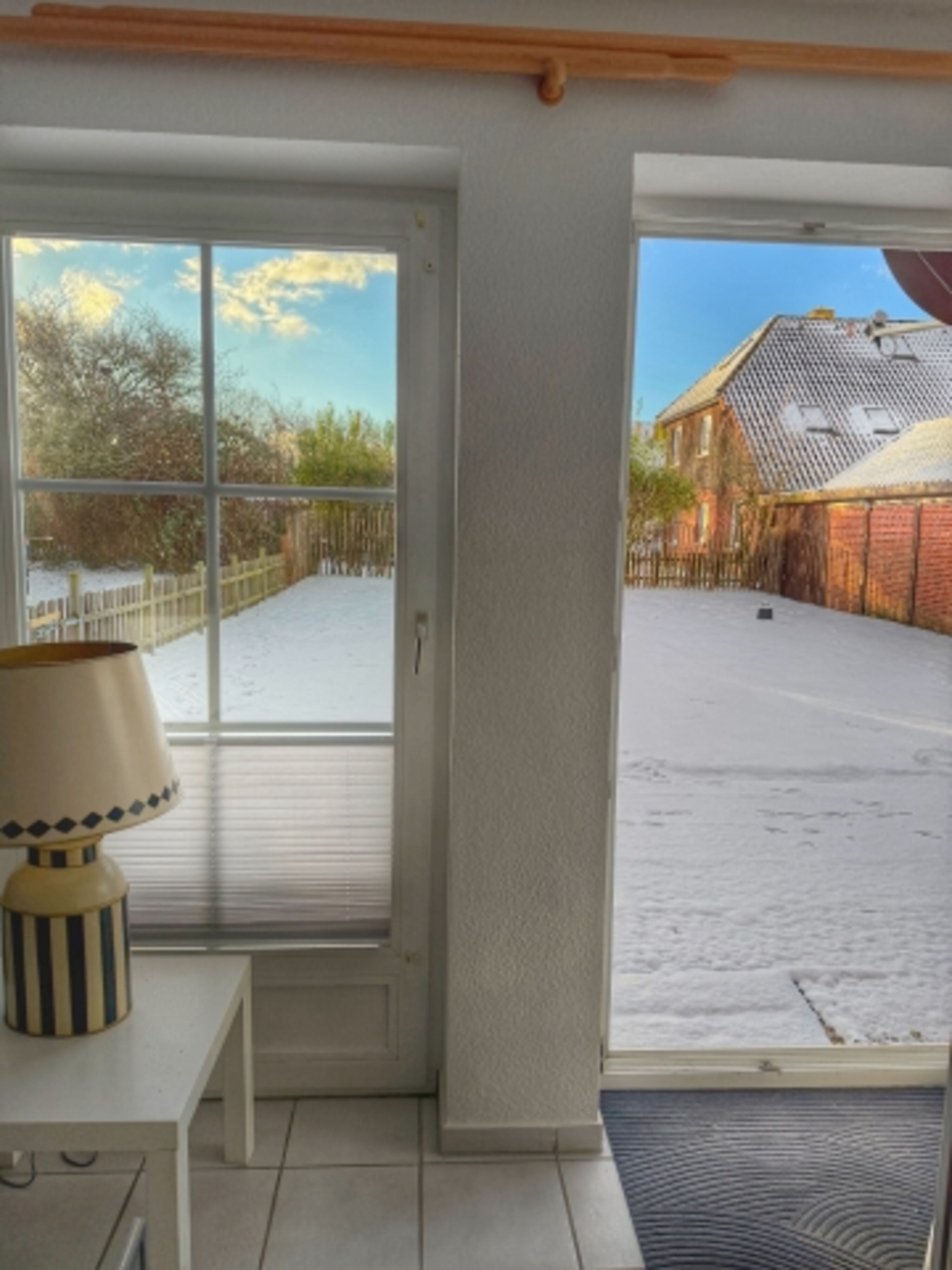 Blick aus dem Wohnzimer mit "altem" Zauneingezäunt