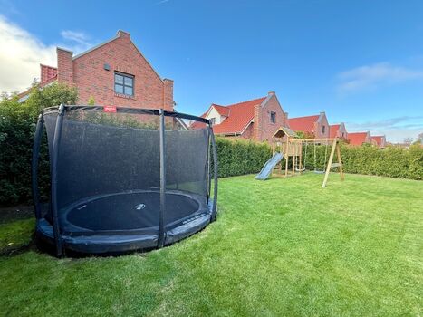 hochwertiges Berg-Trampolin im Garten