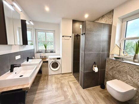 Badezimmer mit Doppelwaschbecken im EG
