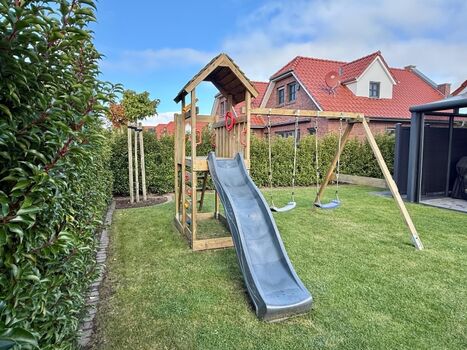 Schaukel-Rutsch-Kombination im Garten
