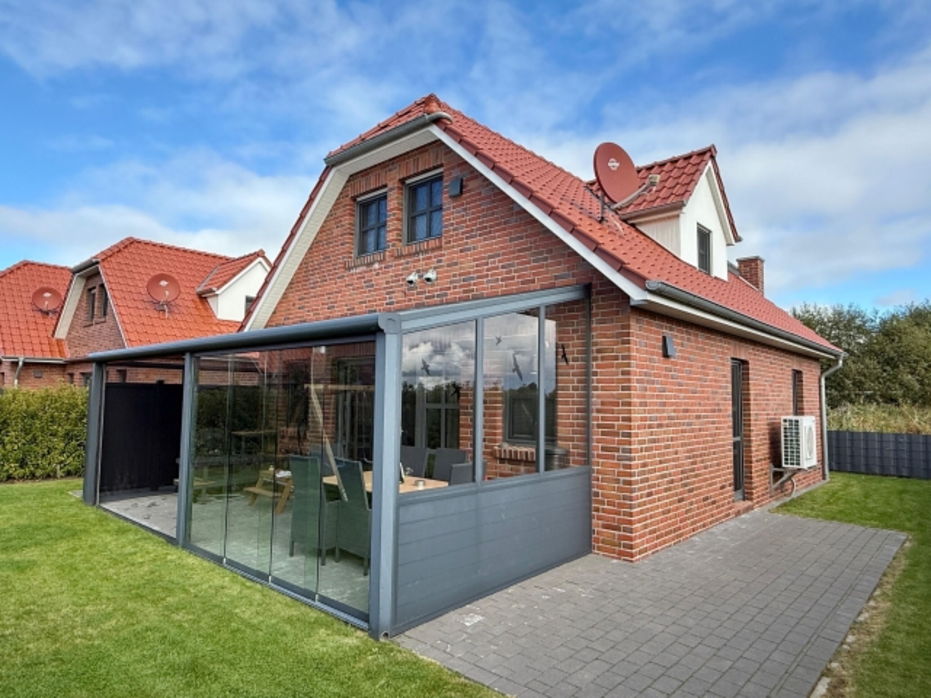 Außenansicht, voll überdachte Terrasse mit Markise 