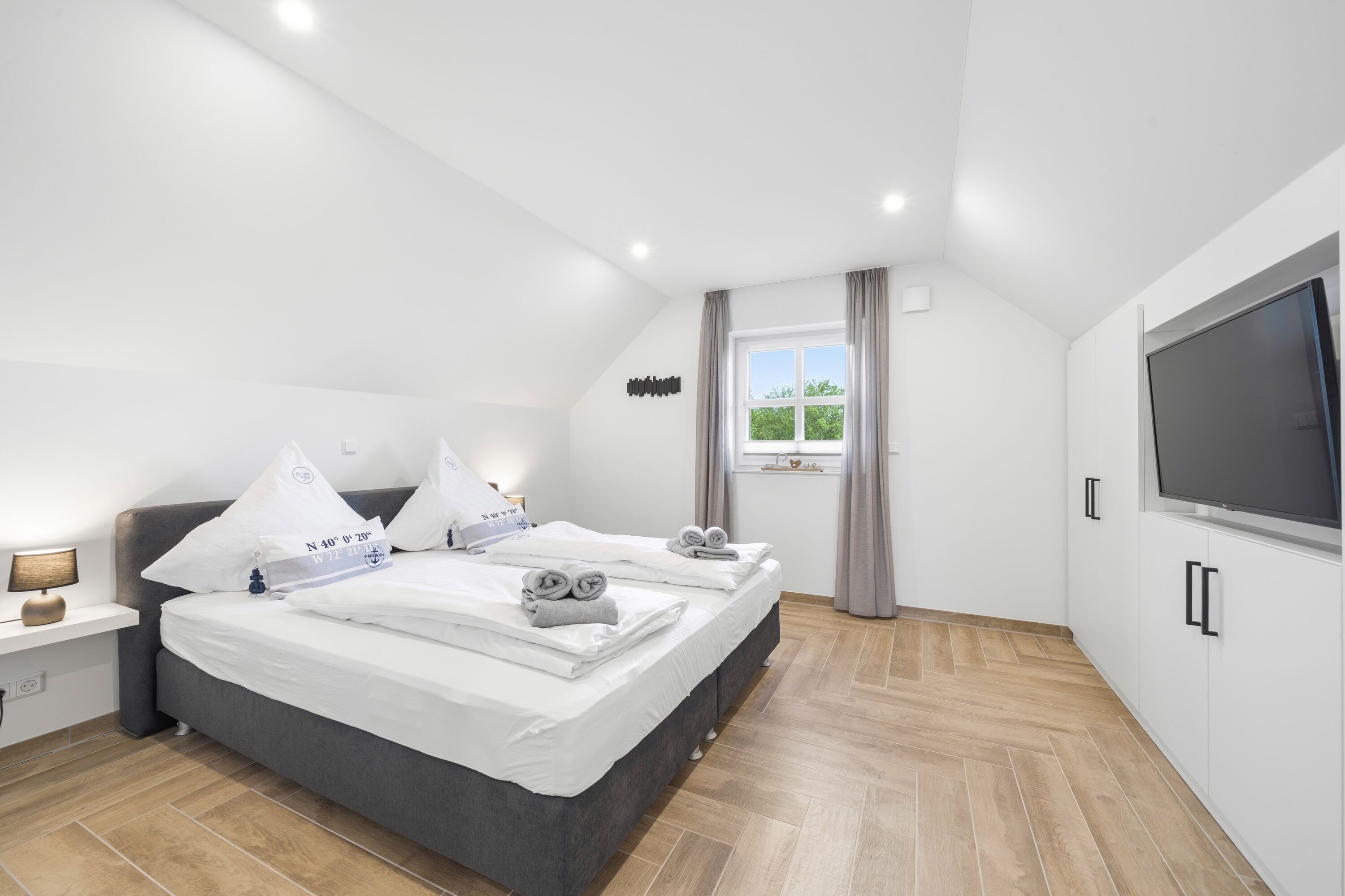 Helles Schlafzimmer mit TV