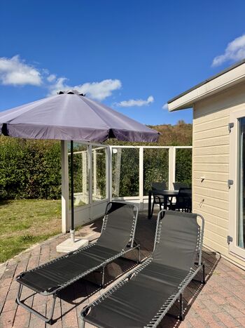 Die sonnige Terasse lädt zum Sonnenbaden ein