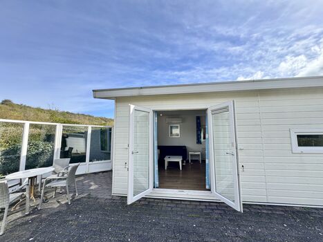 Auf der Terasse lässt es sich dank Windschutz gut aushalten