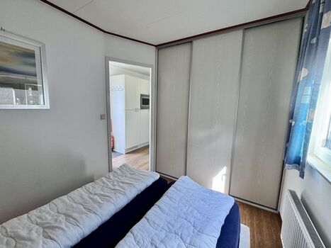 Ausreichend Stauraum bietet der große Schrank