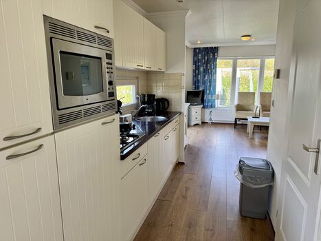 Heller Eingangsbereich mit offener Küche