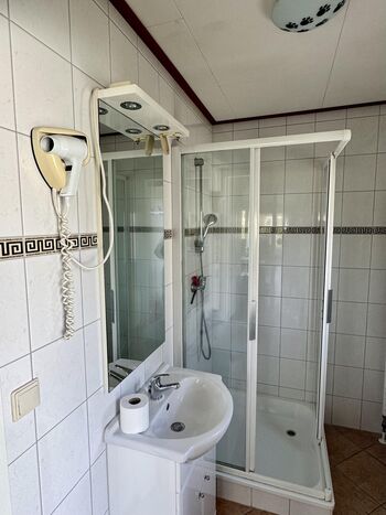 Ein Haartrockner steht zur Verfügung