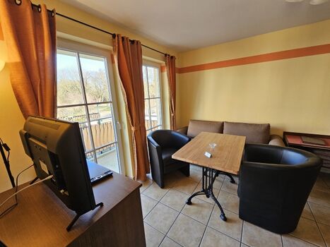 Wohnzimmer mit Balkon