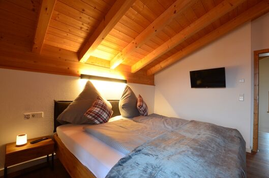 Schlafzimmer 1 mit TV