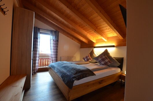 Schlafzimmer 1 mit Doppelbett