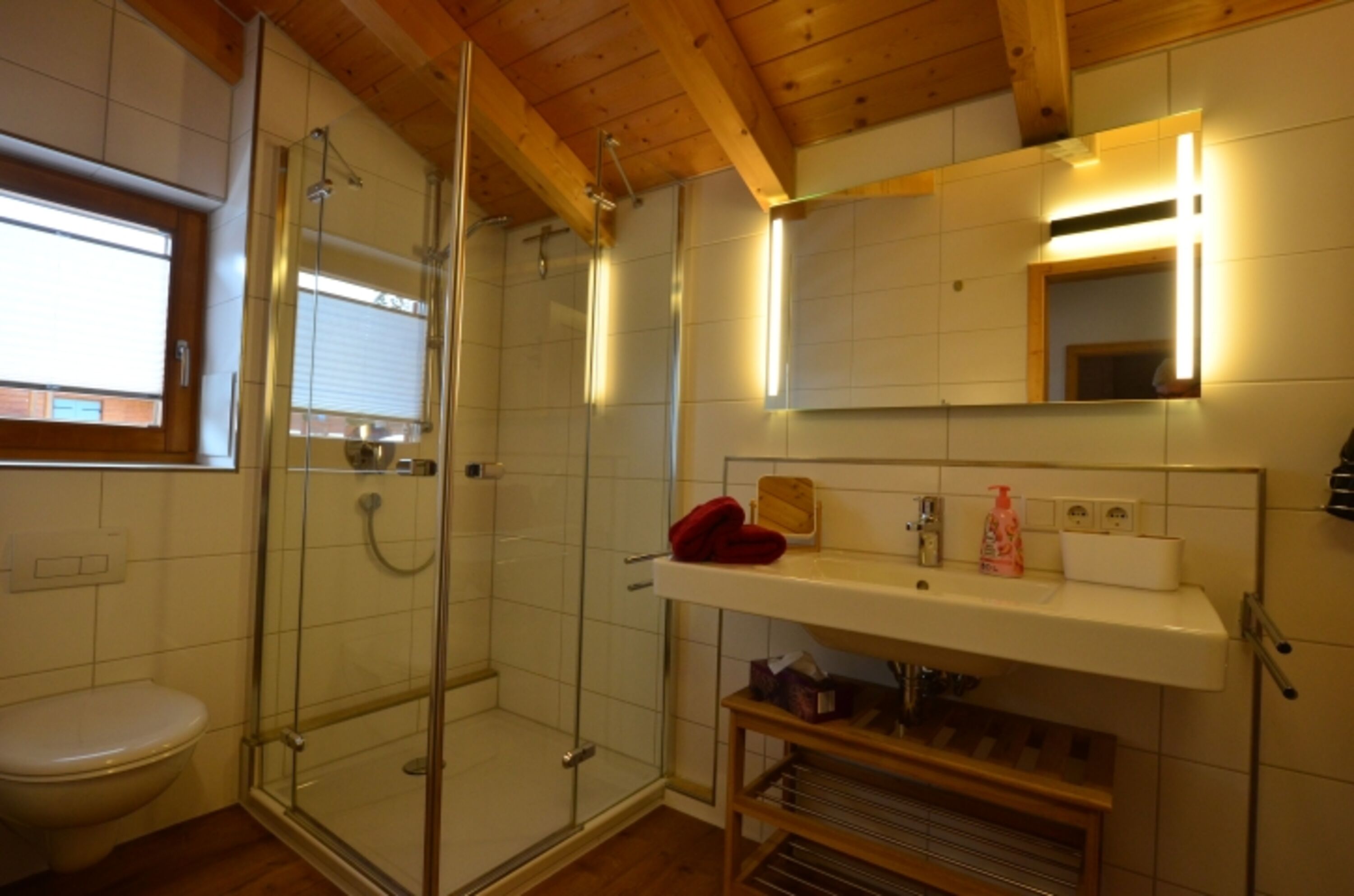 Badezimmer mit Dusche und Badewanne