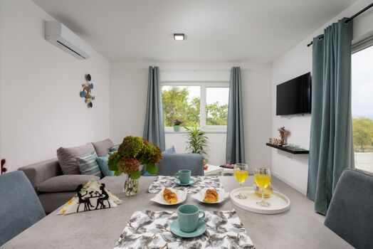 Küche mit Essbereich