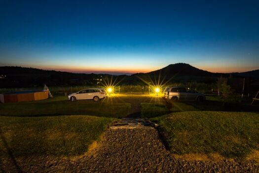 Aussicht bei Dunkelheit und Sonnenuntergang