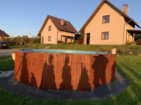 Ausblick vom Pool auf die beiden Ferienhäuser