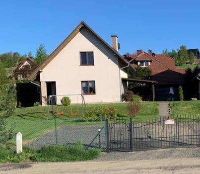 Ferienhaus und Parkplatz