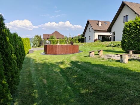 Großes komplett eingezäuntes Grundstück