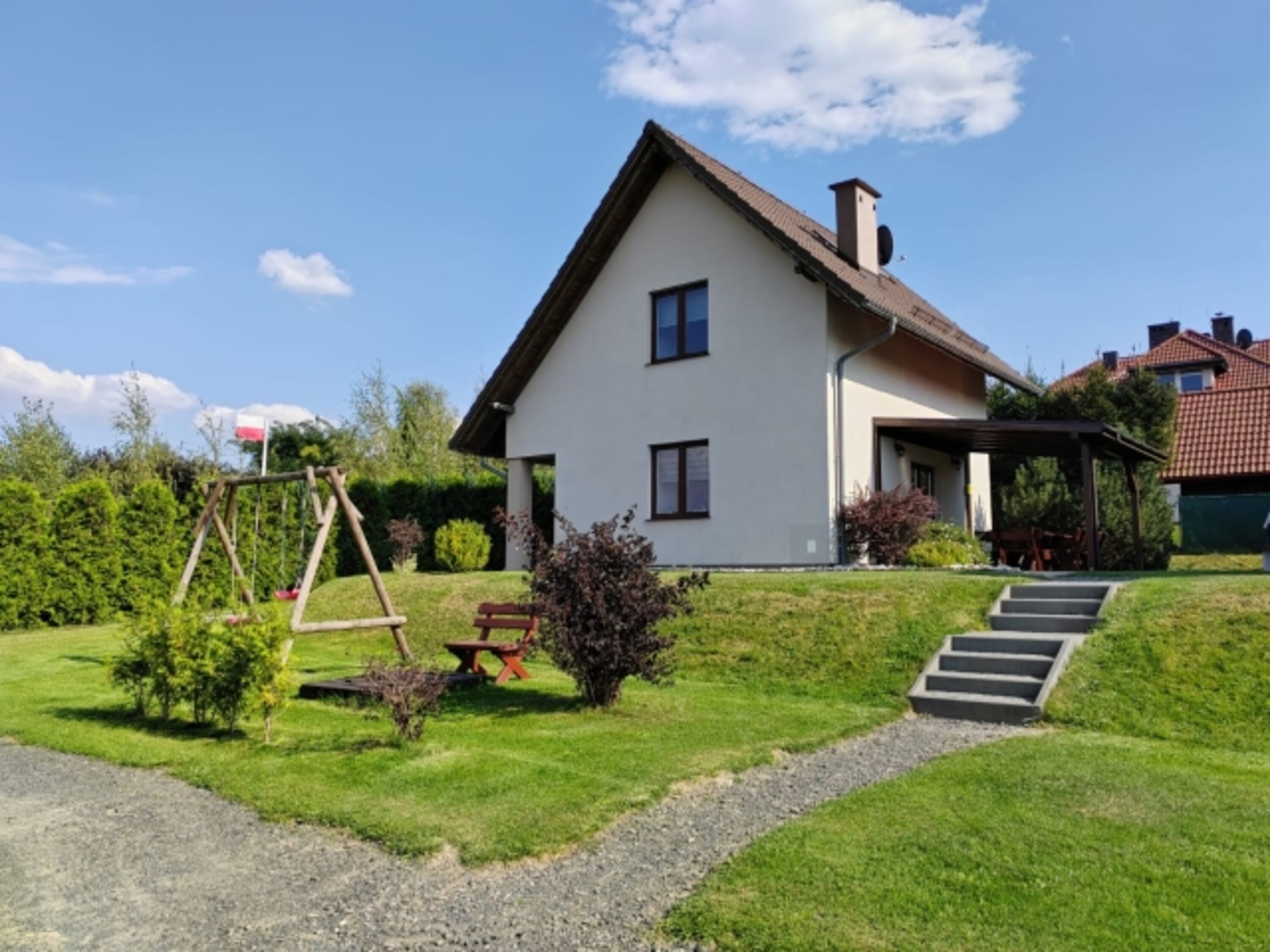 Grundstück, Spielplatz und Eingang zum Ferienhaus