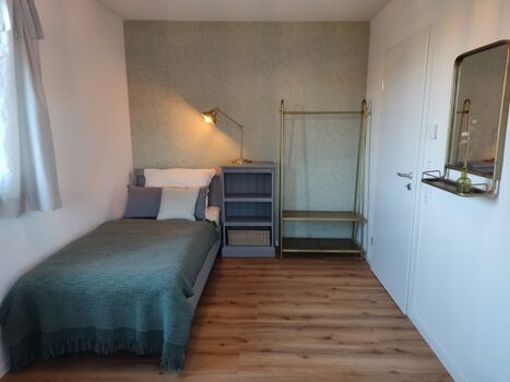 Schlafzimmer mit zwei Einzelbetten