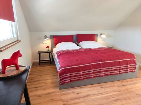 Gemütliches Schlafzimmer mit Doppelbett