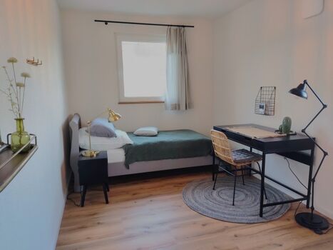 Schlafzimmer mit zwei Einzelbetten