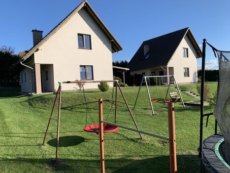 Spielplatz und die beiden Ferienhäuser
