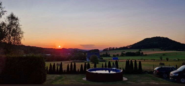 Sonnenuntergang am Sonnigen Hügel