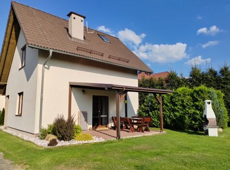 Ferienhaus und die Terrasse