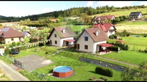 Große eingezäunte Grundstück mit den beiden Ferienhäusern