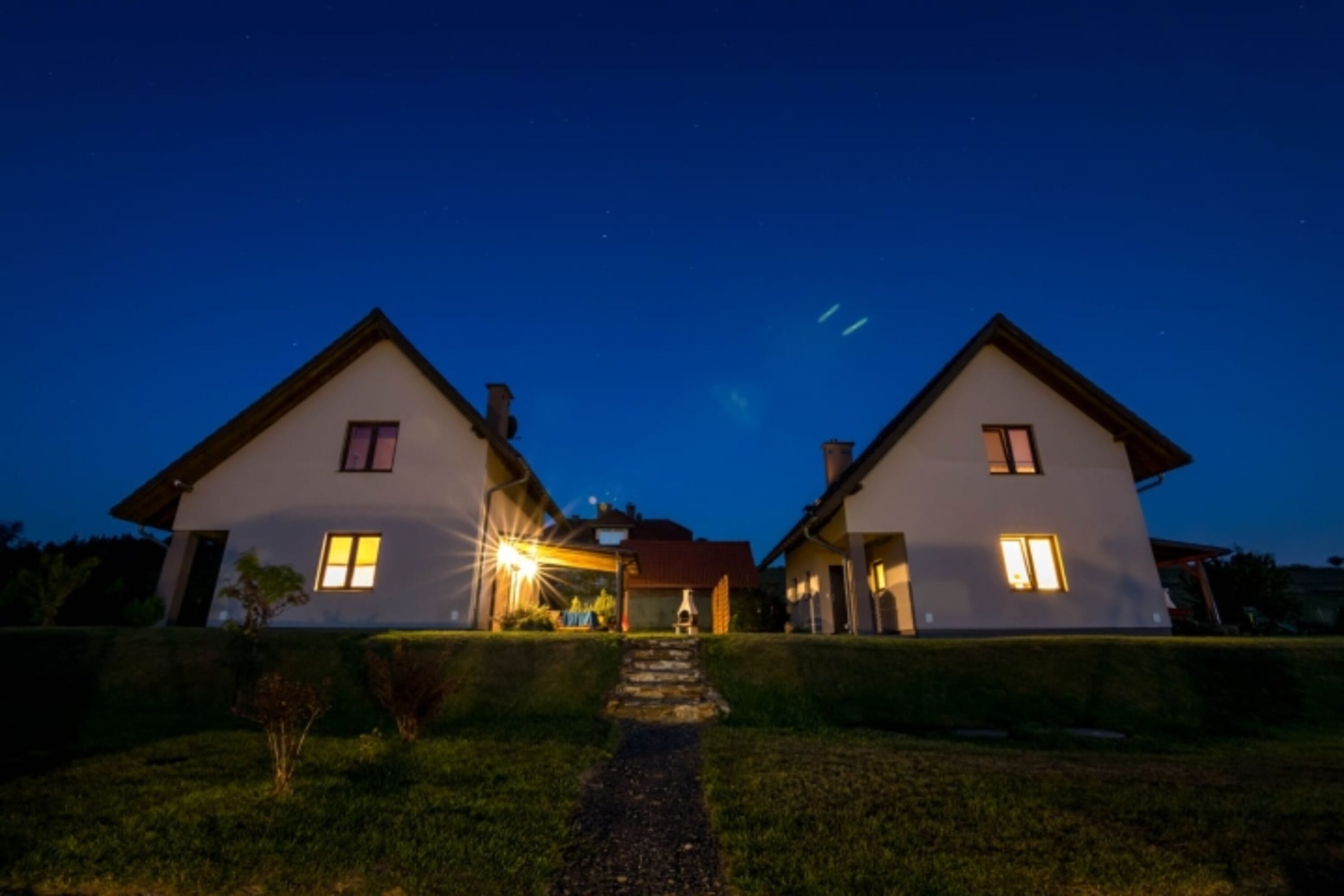 Abenddämmerung und die beiden Ferienhäuser