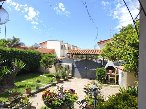 Privater eingezäunter Garten (2 m Zaun) am Haus – sicher und ruhig
