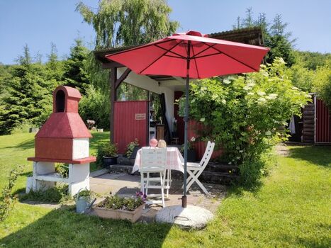 Terrasse mit Holzkohlegrill