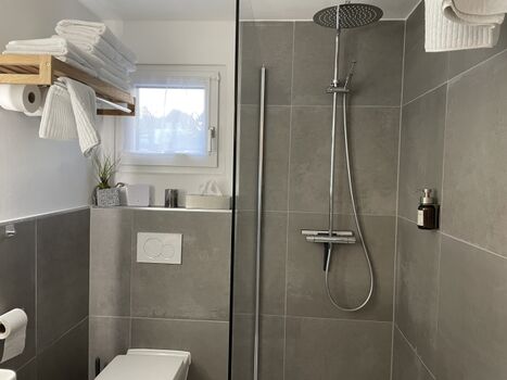 Bad mit begehbarer Dusche