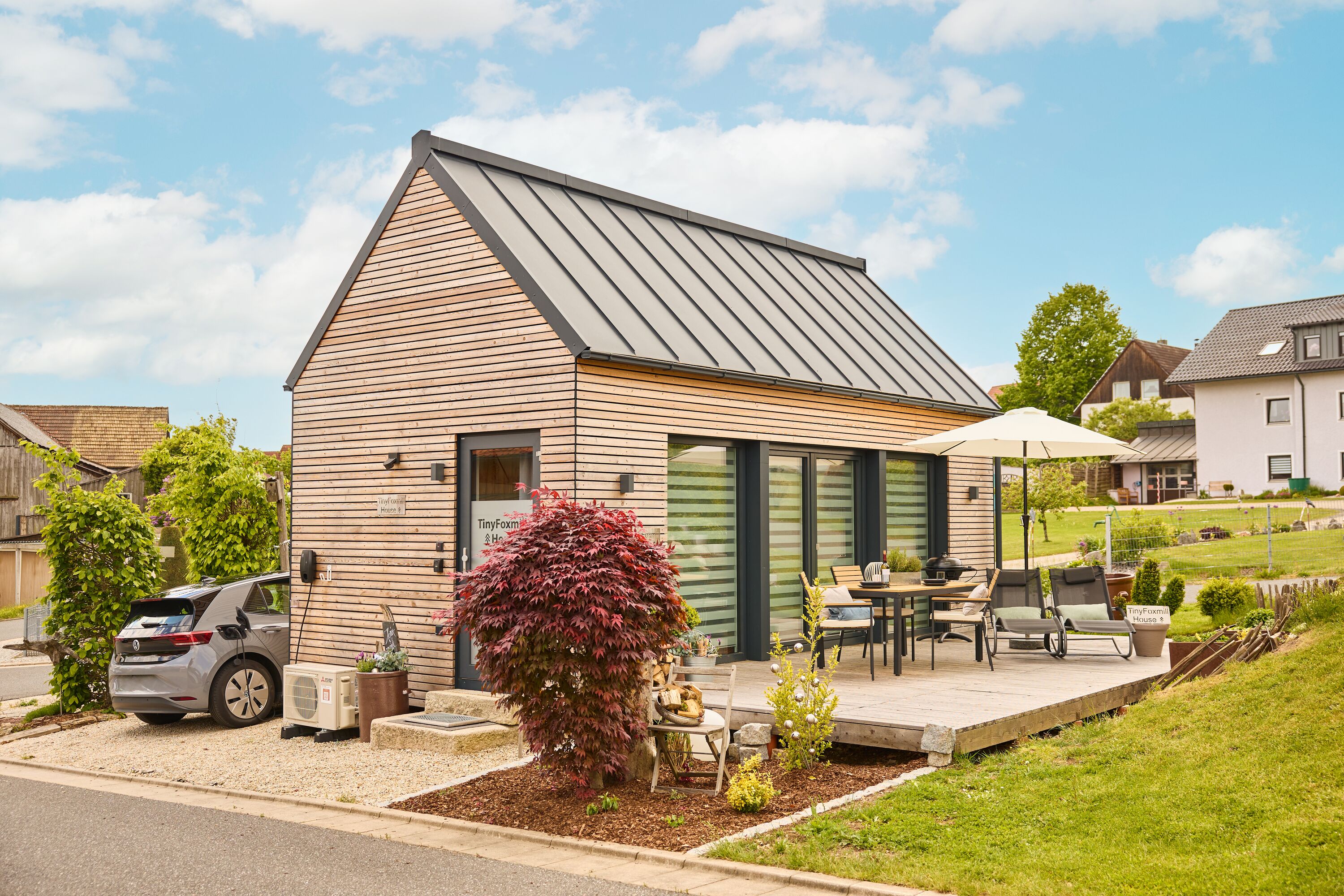 Stilvolles Tiny House mit Terrasse