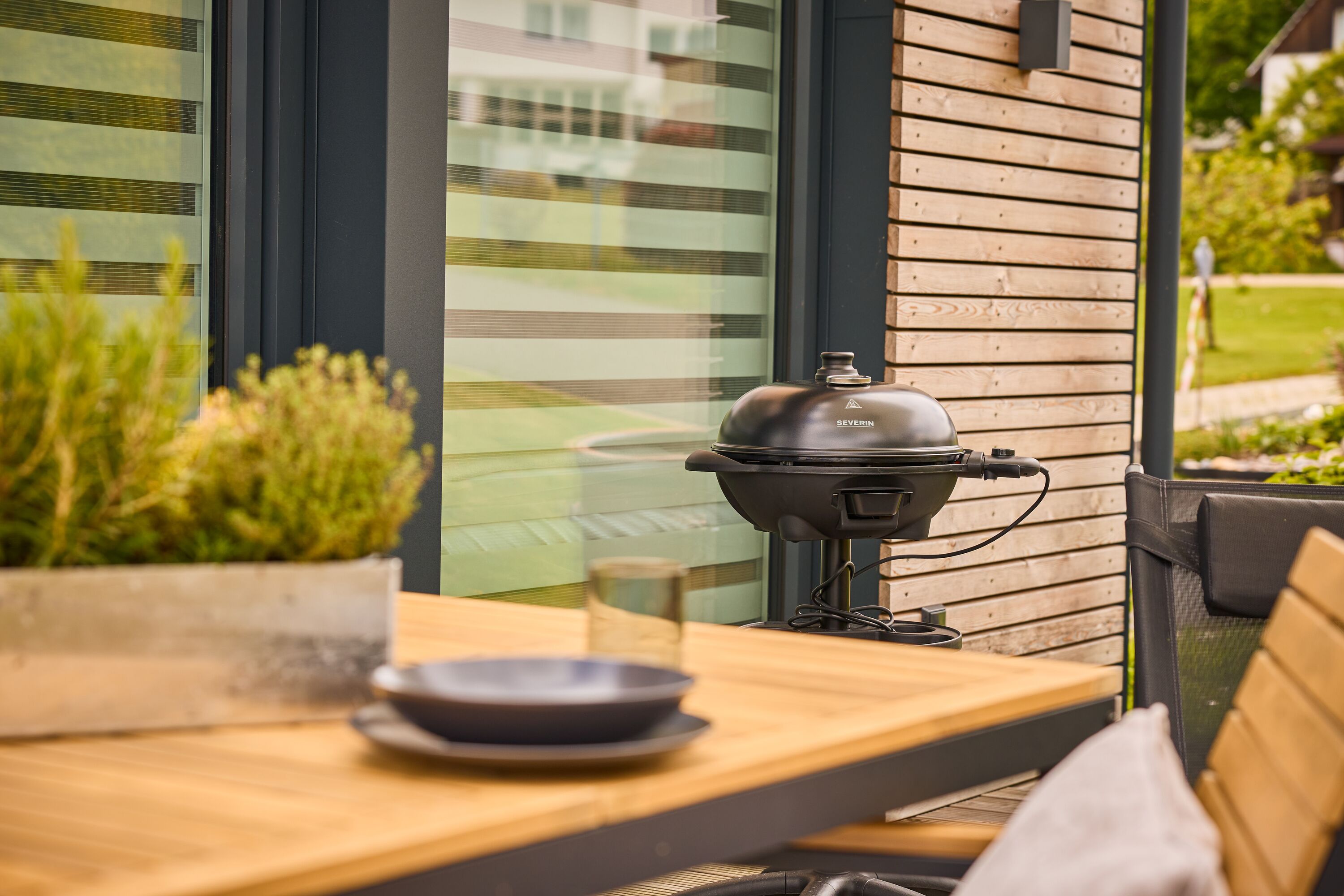 Detailaufnahme der Terrasse mit Grill