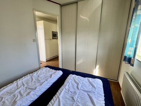 Ausreichend Stauraum bietet der große Schrank