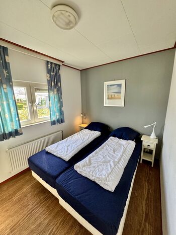 Das Hauptschlafzimmer verfügt über ein bequemes Doppelbett