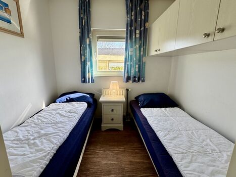 Das zweite Schlafzimmer verfügt über 2 Einzelbetten und Stauraum