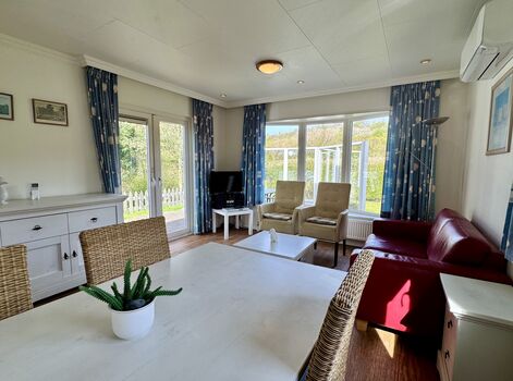 Lichtdurchfluteter Wohn-und Essbereich