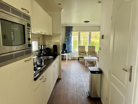 Offene, helle und komplett ausgestattete Küche