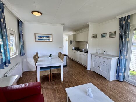 Der Wohn-und Essbereich ist offen mit der Küche gestaltet