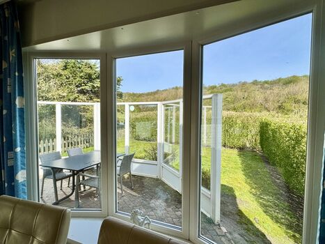 Mit dem Windschutz lässt es sich hier wunderbar Frühstücken.