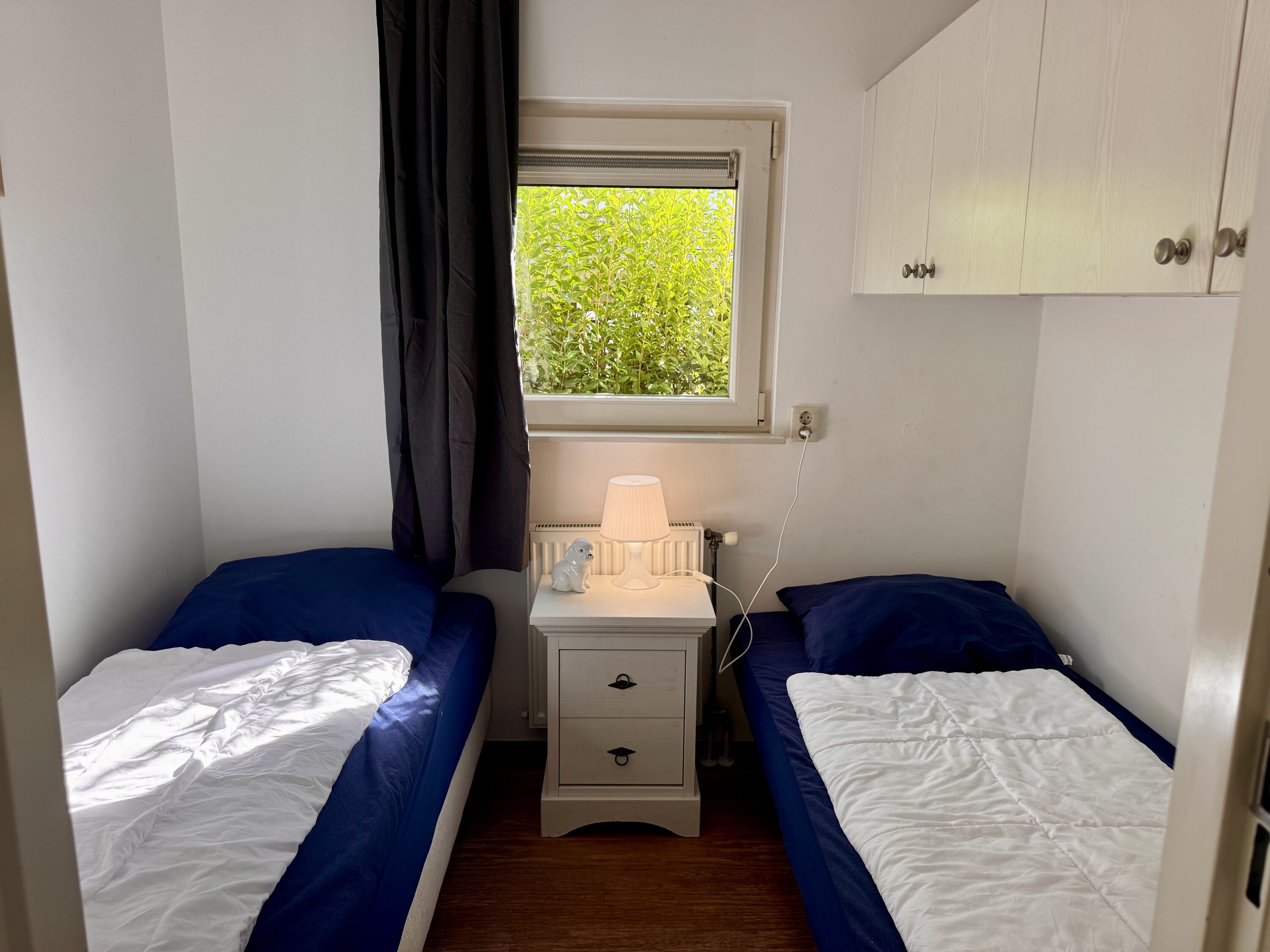 zweites Schlafzimmer mit Verdunklungsvorhängen