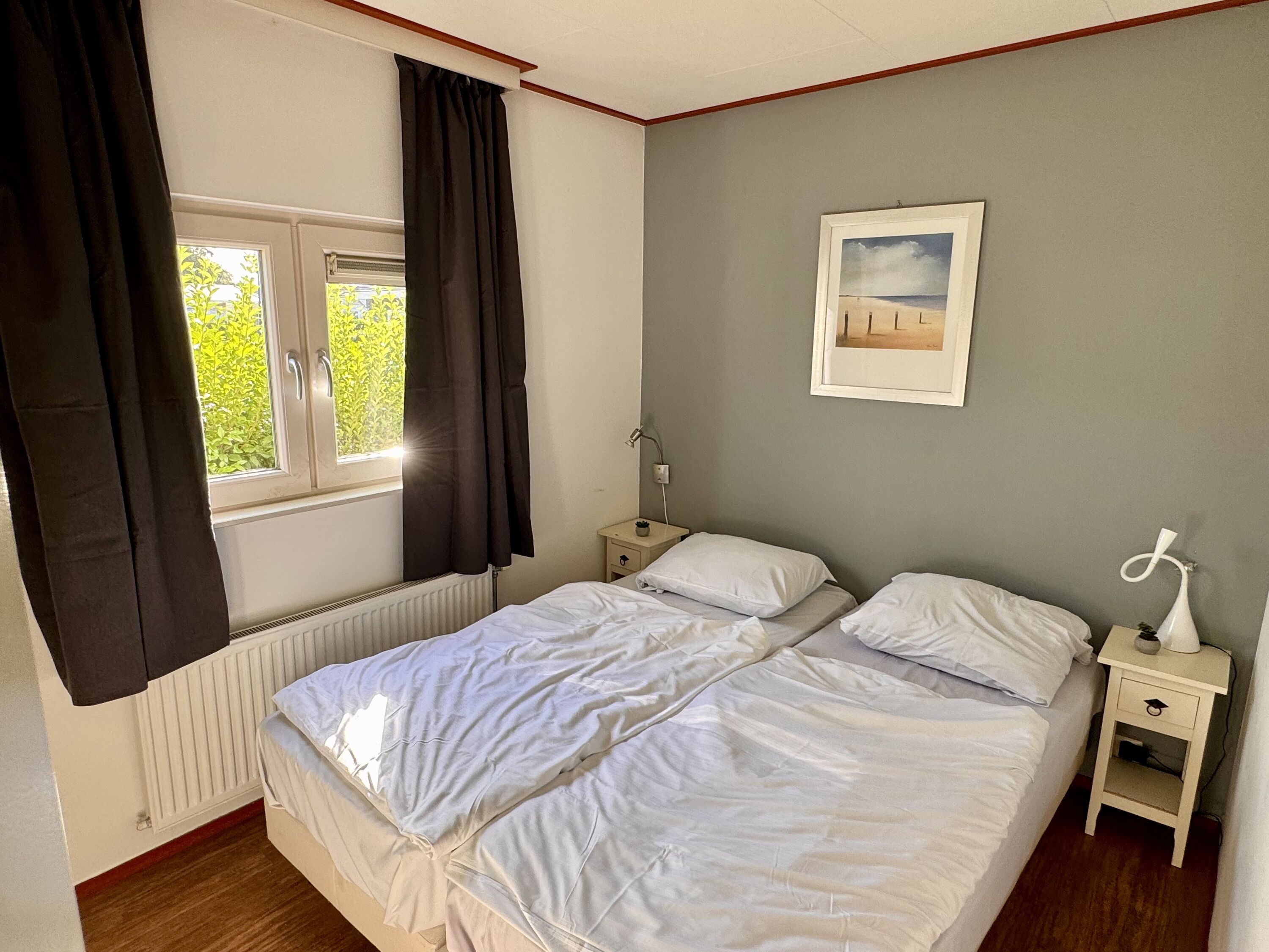Schlafzimmer mit Verdunklungsvorhängen und Doppelbett