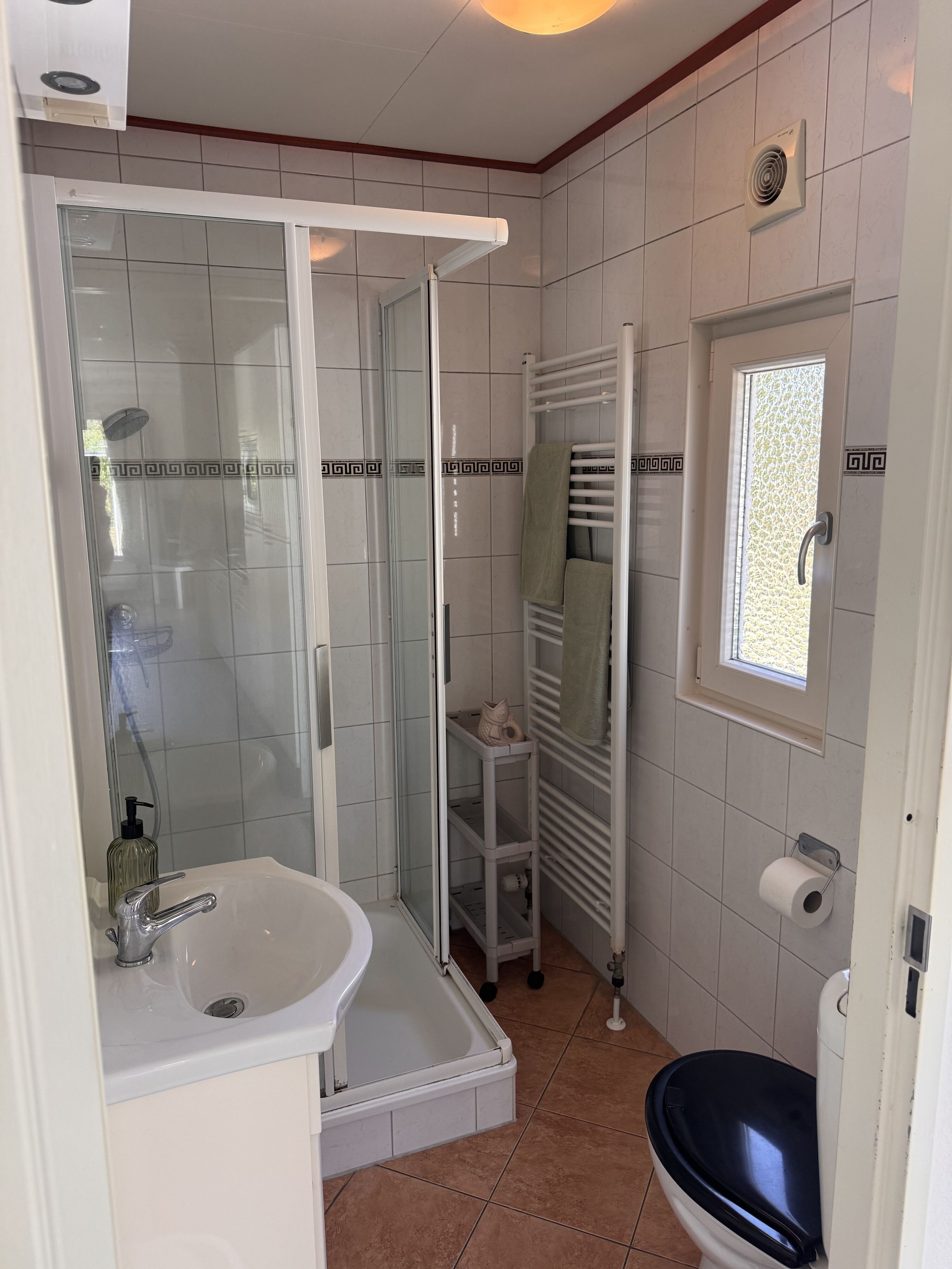 Bad mit Dusche und Fenster
