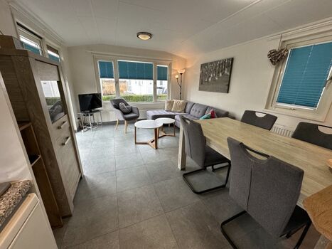 Der Wohn- und Essbereich lässt viel Licht herein