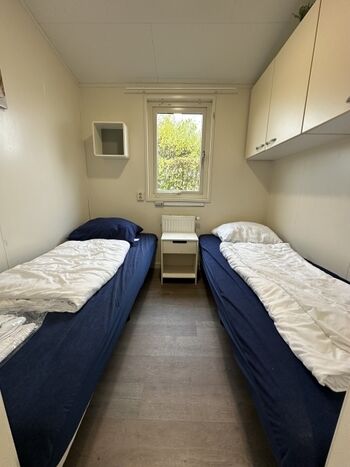 Das zweite Schlafzimmer verfügt über zwei bequeme Einzelbetten.