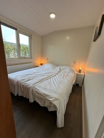 Das Hauptschlafzimmer verfügt über ein bequemes Doppelbettt