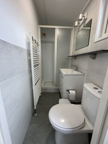 Das Bad ist komplett und mit Fenster ausgestattet.